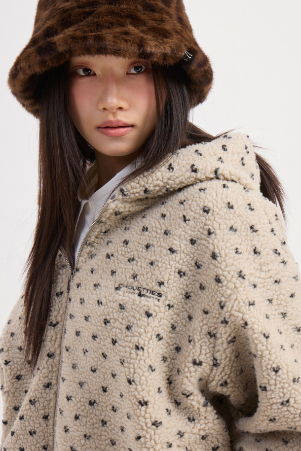 Chouetties by LUCKY CHOUETTE(슈에뜨 바이 럭키슈에뜨)의 페이크 퍼 후드 점퍼(베이지)입니다. 부드러운 플리스와 페이크 퍼 소재로 제작되어 포근하고 따뜻한 착용감을 선사하며, 겨울철은 물론 가을에도 활용하기 좋습니다. 캐주얼, 미니멀, 고프코어 스타일을 아우르는 디자인으로 캠핑룩, 산책룩 등 다양한 TPO에 매치하기 용이합니다. 도트와 하트 패턴이 사랑스러운 분위기를 더하고, 오버핏 실루엣과 후드 디자인으로 편안하면서도 스타일리시하게 연출할 수 있습니다. 투웨이 지퍼, 소매단 및 밑단 밴딩, 레터링 자수, 솔리드 안감 등의 디테일이 돋보이는 두꺼운 두께감의 긴소매 점퍼입니다.
