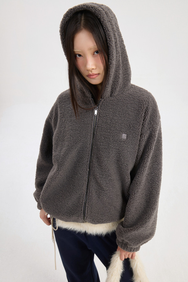 럭키 슈에뜨(LUCKY CHOUETTE)의 Chouetties 페이크 퍼 리버시블 후드 점퍼(다크 그레이)입니다. 부드러운 플리스, 나일론, 페이크 퍼 소재로 제작되어 가을, 겨울 시즌에 따뜻하게 착용할 수 있습니다. 넉넉한 오버핏에 지퍼 여밈 방식으로 편안함을 더했으며, 소매단과 밑단 밴딩 처리로 활동성을 높였습니다. 안감은 페이크 퍼 소재로 뒤집어 투웨이 스타일 연출이 가능하며, 캐주얼, 미니멀, 고프코어 스타일을 즐겨 입는 여성분들께 추천합니다. 가슴 부분에는 럭키 크레센트 문 와펜 자수 장식이 포인트로 더해졌습니다. 산책, 집콕, 여행 등 다양한 상황에서 활용하기 좋은 아이템입니다.
