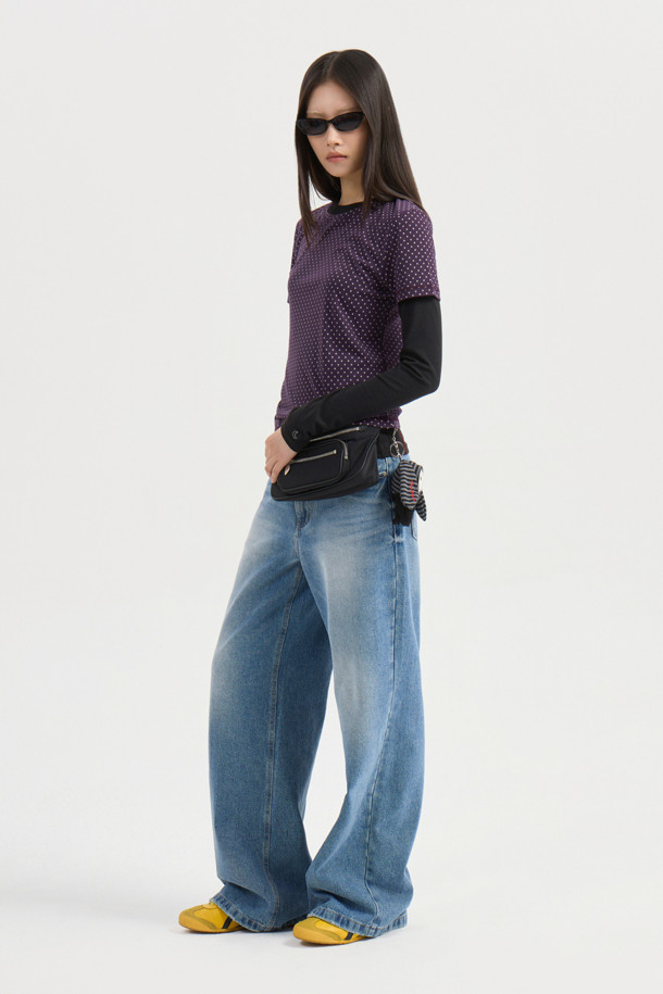 럭키슈에뜨(LUCKY CHOUETTE)의 워싱 와이드 데님 팬츠 (블루)는 캐주얼하고 빈티지한 스타일을 연출하기에 좋은 아이템입니다. 봄, 가을에 어울리는 맥시 기장의 데님 팬츠로, 럭키슈에뜨 로고 캔톤과 리벳 디테일이 돋보입니다. 뒷면에는 슈에띠즈 레터링 자수가 새겨져 있으며, 빈티지 워싱과 사이드 도밍고 워싱으로 포인트를 더했습니다. 와이드 핏으로 편안한 착용감을 제공하며, 동네 마실룩이나 쇼핑룩에 매치하기 좋습니다. 데님 소재 특유의 자연스러운 멋을 살린 이 바지는 레트로 무드를 즐기는 분들께 추천합니다.
