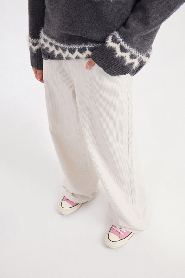 럭키슈에뜨 (LUCKY CHOUETTE)의 Chouetties 워싱 와이드 코듀로이 팬츠 (아이보리)입니다. 캐주얼 스타일의 여성 의류로, 가을과 겨울에 착용하기 좋습니다. 로우라이즈 디자인에 럭키슈에뜨 로고와 Lucky Crescent Moon 자수가 포인트로 더해졌습니다. 와이드핏으로 편안한 착용감을 선사하며, 데이트룩이나 모임룩에 활용하기 좋습니다. 부드러운 코듀로이 소재에 워싱 가공을 거쳐 자연스러운 핏을 연출합니다.
