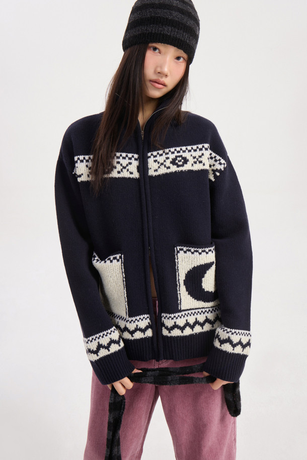 럭키슈에뜨(LUCKY CHOUETTE)의 "슈에티즈 by 럭키슈에뜨_워싱 와이드 코듀로이 팬츠(핑크)"는 캐주얼, 클래식, 미니멀 스타일을 즐기는 여성들을 위한 바지입니다. 가을, 겨울 시즌에 어울리는 두꺼운 두께감의 와이드핏 코듀로이 팬츠로, 워싱 가공을 거쳐 부드러운 촉감을 선사합니다. 로우라이즈 디자인에 럭키슈에뜨 로고와 Lucky Crescent Moon 자수 디테일이 돋보이며, 데이트룩 연출에 제격입니다. 맥시 기장으로 다리가 길어 보이는 효과를 주며, 핑크 컬러가 사랑스러운 분위기를 더합니다.
