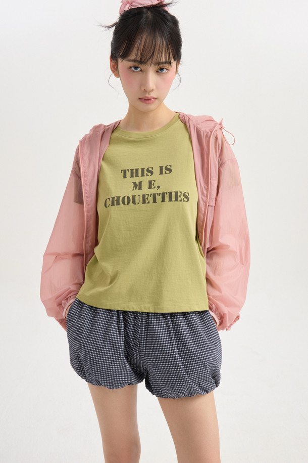 LUCKY CHOUETTE (럭키슈에뜨)의 Chouetties Check Volume Shorts (체크 볼륨 쇼츠) 입니다. 블루 컬러의 여성 숏팬츠로, 캐주얼하고 여성스러운 스타일을 연출합니다. 허리 밴딩과 밑단 밴딩으로 편안한 착용감을 선사하며, 셔링 디테일과 볼륨감 있는 디자인이 특징입니다. 체크 패턴이 돋보이며, 뒷면 라벨 장식으로 포인트를 더했습니다. 동네 마실룩, 카페룩, 봄 소풍룩 등 다양한 TPO에 활용하기 좋은 아이템입니다.
