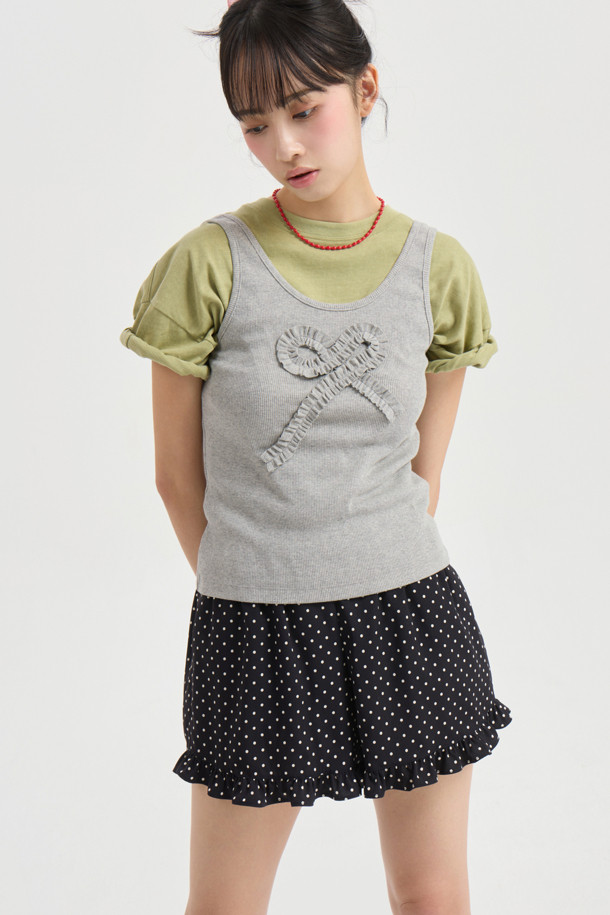 럭키슈에뜨의 Chouetties 프릴 숏팬츠 (블랙)는 여성스러운 스타일을 연출하는 데 안성맞춤입니다. 부드러운 사틴 소재와 은은한 광택감이 고급스러운 분위기를 더하며, 허리 밴딩으로 편안한 착용감을 선사합니다. 밑단 러플 디테일과 도트 패턴이 사랑스러운 포인트를 더하고, 뒷면 라벨 장식으로 브랜드의 감성을 느낄 수 있습니다. 데이트룩, 카페룩, 휴가룩 등 다양한 TPO에 로맨틱, 미니멀, 리조트 스타일로 활용해보세요.
