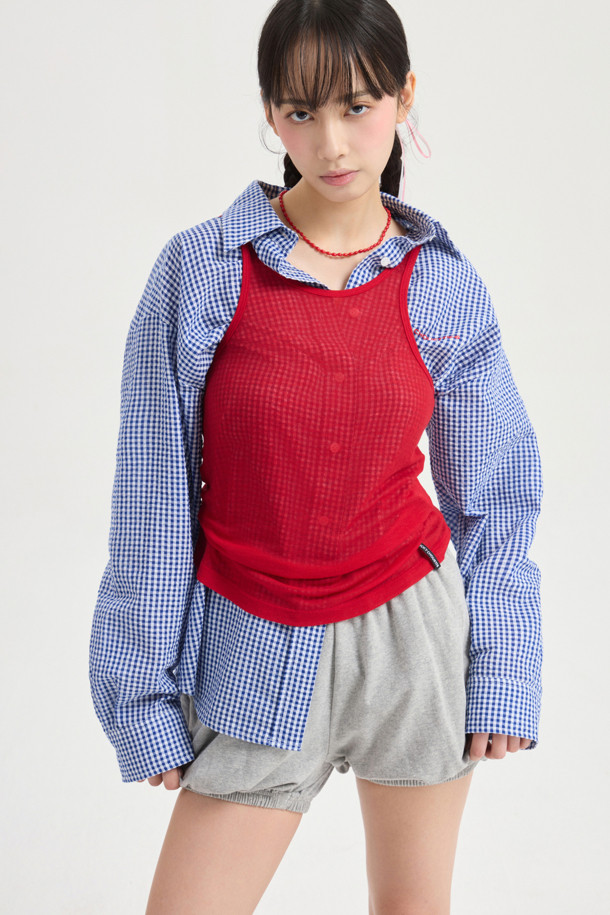 Chouetties by LUCKY CHOUETTE_체크 오버 핏 블라우스 (블루)는 여성용 셔츠/블라우스입니다. 산뜻한 블루 컬러에 체크 패턴으로 캐주얼한 스타일을 연출하며, 봄, 가을에 활용하기 좋습니다. 오버핏으로 편안한 착용감을 제공하며, 셔츠 칼라와 긴 소매 디자인이 특징입니다. 앞 중심 로고 단추와 가슴 부분 레터링 자수가 포인트이며, 아우터로도 활용 가능하여 데이트룩, 카페룩 등 다양한 TPO에 활용 가능합니다. 캐주얼, 클래식, 미니멀 스타일을 즐겨 입는 분들께 추천합니다.
