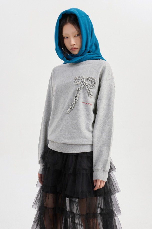 LUCKY CHOUETTE (럭키슈에뜨)의 Chouetties 리본 포인트 스웨트셔츠 (멜란지 그레이)입니다. 부드러운 코튼 미니 쮸리 소재로 제작되어 편안한 착용감을 선사합니다. 캐주얼하고 빈티지한 무드를 연출하며, 루즈핏 디자인으로 활동성을 높였습니다. 소매와 밑단은 시보리 처리되었으며, 볼륨감 있는 리본 자수와 레터링 자수가 포인트로 더해져 사랑스러운 느낌을 줍니다. 봄, 가을 동네 마실룩이나 봄 소풍룩으로 활용하기 좋습니다.
