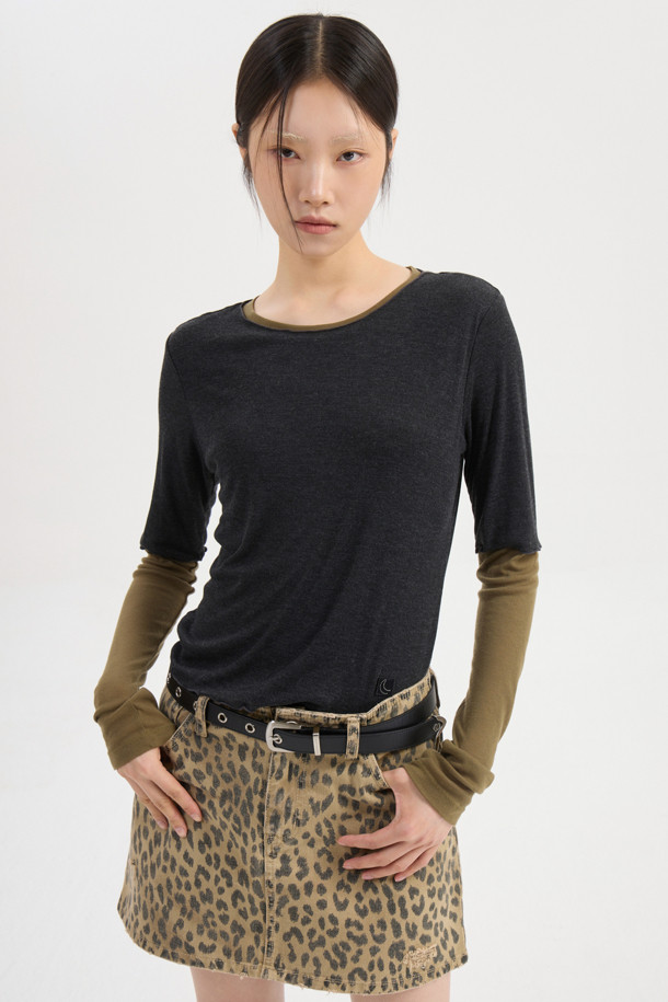 LUCKY CHOUETTE (럭키슈에뜨)의 Chouetties 레이어드 긴팔 티셔츠 (다크 그레이)입니다. 부드러운 레이온과 폴리에스터 혼방 소재로 제작되어 얇고 편안한 착용감을 선사합니다. 슬림핏 라운드넥 디자인에 언밸런스 기장감과 럭키 크레센트 문 와펜 자수 디테일이 특징입니다. 간절기에는 단독으로, 겨울철에는 레이어드하여 데이트룩이나 데일리룩으로 활용하기 좋습니다. 캐주얼, 미니멀 스타일을 즐겨 입는 여성분들께 추천합니다.
