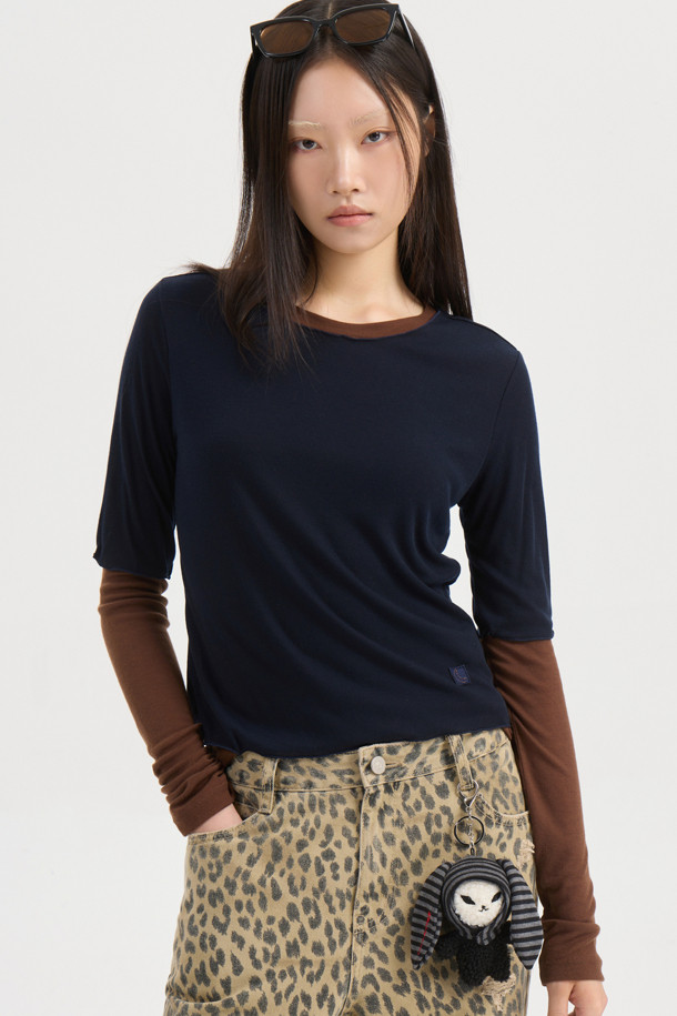 럭키슈에뜨(LUCKY CHOUETTE)의 Chouetties 레이어드 네이비 긴팔 티셔츠입니다. 캐주얼 및 미니멀 스타일을 추구하는 분들을 위한 베이직 아이템으로, 데이트룩과 카페룩에 잘 어울립니다. 부드러운 레이온과 폴리에스터 혼방 소재로 제작되었으며, 슬림핏 라운드넥 디자인입니다. 언밸런스 기장에 럭키 크레센트 문(Crescent Moon) 와펜 자수 디테일이 특징이며, 단독 또는 레이어드하여 다양한 스타일을 연출할 수 있습니다. 봄, 가을, 겨울, 세 계절 모두 활용 가능하며, 편안한 착용감을 선사합니다.
