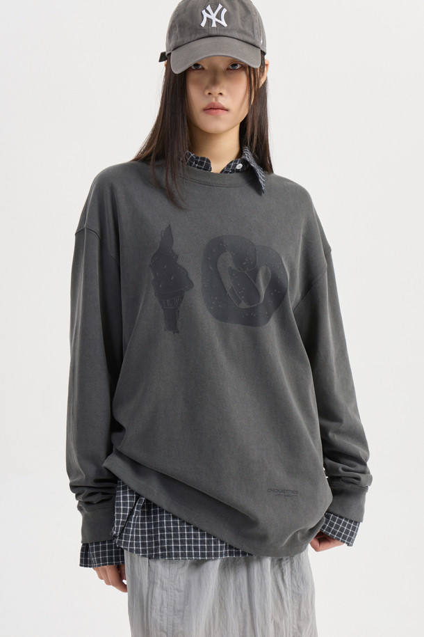 LUCKY CHOUETTE (럭키 슈에뜨)의 Chouetties 그래픽 루즈핏 피그먼트 긴소매 티셔츠 (그레이)입니다. 캐주얼과 빈티지 스타일을 연출하며, 봄, 가을, 겨울 계절에 폭넓게 활용할 수 있습니다. 넉넉한 루즈핏과 라운드넥 디자인으로 편안한 착용감을 선사하며, 면 소재로 제작되어 부드러운 촉감을 느낄 수 있습니다. 피그먼트 워싱 가공과 소매단 시보리 처리로 디자인의 완성도를 높였습니다. 단독 드라이클리닝을 권장하며, 물빠짐 및 이염에 주의하여 관리해야 합니다. 동네 마실룩이나 겨울 데일리룩에 미니멀한 스타일을 더해보세요.
