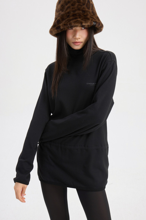 LUCKY CHOUETTE (럭키슈에뜨)의 Chouetties (슈에띠즈) 허리 스트링 하이넥 티셔츠 (블랙)입니다. 부드러운 코튼과 폴리에스터 혼방 소재로 제작되어 편안한 착용감을 선사합니다. 루즈핏 디자인에 하이넥으로 포인트를 더했으며, 허리 스트링으로 핏을 조절하여 다양한 스타일 연출이 가능합니다. 소매단과 밑단 배색, 슈에띠즈 레터링 프린트로 캐주얼하면서도 베이직한 스타일을 완성합니다. 사계절 내내 활용 가능한 웨어러블한 디자인의 긴소매 티셔츠입니다.
