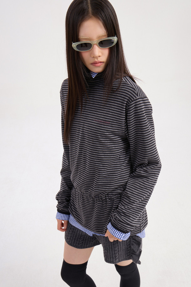 럭키슈에뜨(LUCKY CHOUETTE)의 Chouetties 허리 스트링 하이넥 티셔츠입니다. 캐주얼한 무드의 여성 의류로, 봄, 여름, 가을에 착용하기 좋습니다. 멀티컬러의 스트라이프와 레터링 패턴이 돋보이며, 루즈핏으로 편안함을 더했습니다. 하이넥 디자인과 긴 소매, 소매단/밑단 배색 디테일이 특징이며, 허리 스트링으로 핏 조절이 가능합니다. 면, 폴리에스터, 레이온 혼방 소재로 제작되어 웨어러블하게 즐길 수 있습니다.
