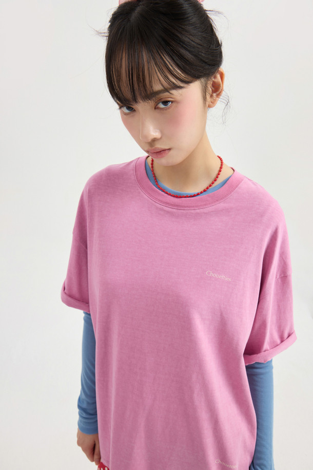 Chouetties by LUCKY CHOUETTE (슈에티 바이 럭키슈에뜨) 백 프린트 루즈 핏 반팔 티셔츠는 캐주얼하고 빈티지한 스타일을 추구하는 유니섹스를 위한 상의입니다. 봄, 여름 시즌에 어울리는 바이올렛 컬러의 라운드넥 티셔츠로, 오버핏과 루즈핏으로 편안한 착용감을 선사합니다. 부드러운 면 소재로 제작되었으며, 가슴 부분의 레터링 프린트와 뒷면의 크랙 효과 프린트가 돋보이는 디자인입니다. 동네 마실룩이나 여행룩에 활용하기 좋으며, 워싱 가공으로 빈티지한 무드를 더했습니다.
