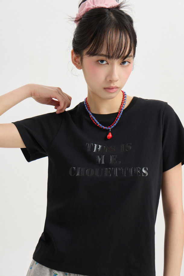 럭키 슈에뜨 레터링 슬림핏 반소매 티셔츠 (블랙)는 여성스러움을 강조하는 슬림핏 디자인의 티셔츠입니다. 부드러운 면 소재로 제작되어 편안한 착용감을 선사하며, 봄, 여름 시즌 데일리룩에 활용하기 좋습니다. 라운드넥과 반소매 디자인은 캐주얼하고 베이직한 스타일을 연출하며, 레이어드하여 다양한 스타일을 시도할 수 있습니다. 깔끔한 무지 디자인에 럭키 슈에뜨만의 레터링 디테일이 더해져 포인트를 더합니다. 블랙과 그레이 두 가지 컬러로 만나보세요.
