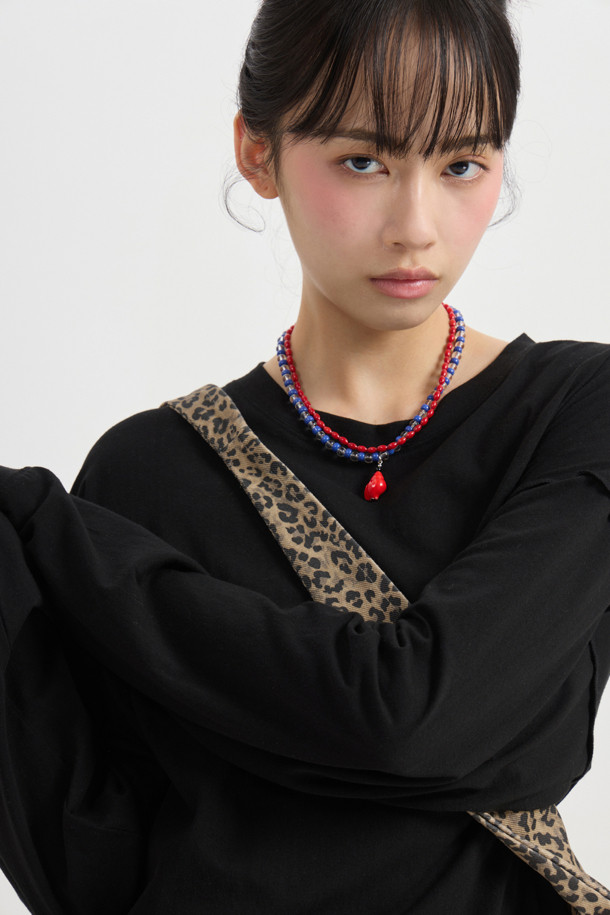 LUCKY CHOUETTE (럭키슈에뜨)의 Chouetties (슈에띠즈) 루즈핏 롱 티셔츠 (블랙)입니다. 캐주얼 스타일의 여성 긴팔 티셔츠로, 봄, 가을에 입기 좋습니다. 라운드넥에 루즈핏으로 편안하게 착용할 수 있으며, 가슴 부분에 슈에띠즈 레터링 프린트가 포인트입니다. 어깨와 암홀 라인 봉제 디테일이 돋보이며, 다양한 하의와 매치하여 동네 마실룩, 봄 소풍룩 등 미니멀하고 캐주얼한 스타일을 연출할 수 있습니다. 블랙 컬러로 어떤 옷에도 잘 어울리는 데일리 아이템입니다.
