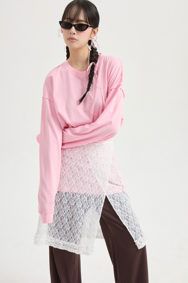 슈에티즈 바이 럭키 슈에뜨_루즈 핏 롱 티셔츠 (핑크)는 편안한 착용감과 스타일리시함을 동시에 갖춘 여성 티셔츠입니다. 핑크 컬러의 라운드넥 긴소매 티셔츠로, 봄, 가을에 캐주얼하게 착용하기 좋습니다. 루즈핏 디자인으로 박시한 실루엣을 연출하며, 가슴 부분의 슈에띠즈 레터링 프린트가 포인트를 더합니다. 어깨와 암홀 라인 봉제 디테일이 돋보이며, 데이트룩, 카페룩 등 다양한 TPO에 활용 가능합니다. 미니멀하면서도 개성 있는 스타일을 완성할 수 있는 아이템입니다.
