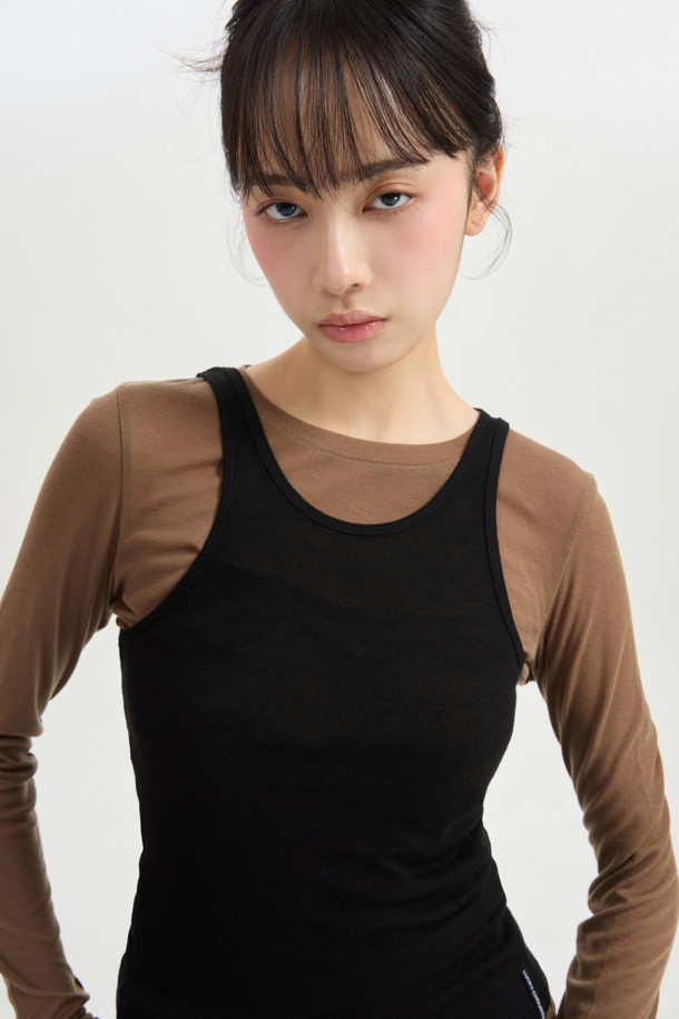 럭키슈에뜨 by 럭키슈에뜨 레이어링 슬리브리스 티셔츠는 여성 의류로, 베이직한 스타일을 추구하는 분들을 위한 슬림핏 민소매 티셔츠입니다. 부드러운 촉감의 울과 레이온 혼방 소재로 제작되었으며, 얇고 시어한 특징을 지녀 봄, 여름 시즌에 시원하게 착용할 수 있습니다. 라운드넥 디자인에 무지 패턴으로 미니멀, 클래식, 시크한 룩을 연출하기 좋으며, 레이어드 스타일링이 가능하여 다양한 스타일을 시도할 수 있습니다. 데이트룩, 카페룩, 쇼핑룩 등 폭넓은 TPO에 활용 가능하며, 밑단에는 럭키슈에뜨 라벨로 포인트를 더했습니다.
