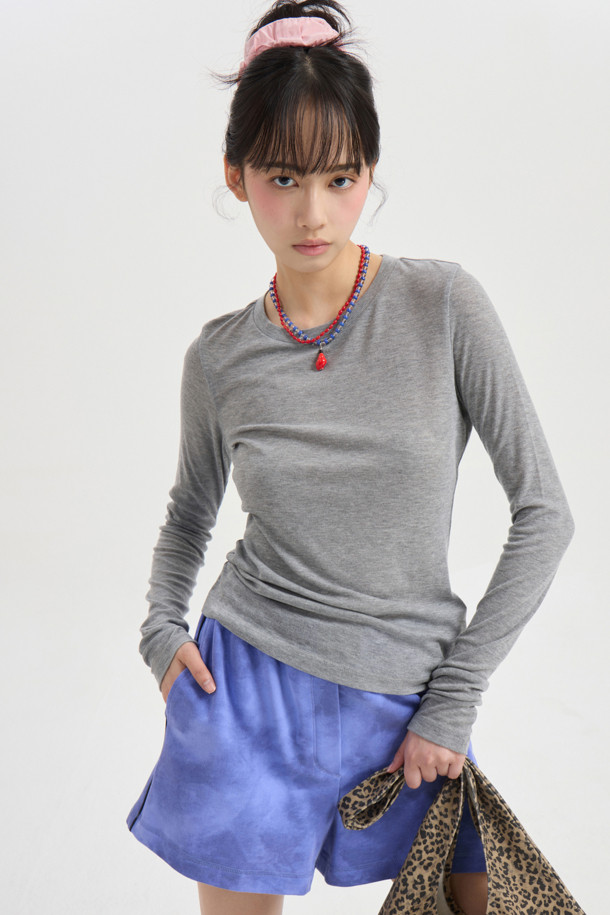 럭키슈에뜨의 Chouetties (슈에티) 멜란지 그레이 슬림핏 긴소매 티셔츠입니다. 부드러운 촉감의 울과 레이온 혼방 소재로 제작되어 봄, 가을에 활용하기 좋습니다. 시어한 소재감과 슬림핏 디자인으로, 데이트룩이나 카페룩 등 다양한 TPO에 맞춰 미니멀, 클래식, 캐주얼 스타일을 연출할 수 있습니다. 밑단 장식 라벨이 포인트로, 레이어드 스타일링에도 용이합니다. 라운드넥 디자인에 얇은 두께감으로 편안하게 착용 가능합니다.
