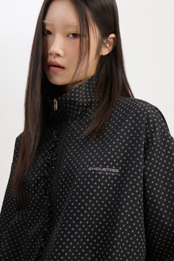 LUCKY CHOUETTE (럭키슈에뜨)의 도트 패턴 프릴 포인트 점퍼는 블랙 컬러의 여성용 아우터입니다. 가볍고 부드러운 나일론 소재로 제작되어 봄, 가을 간절기에 착용하기 좋습니다. 지퍼형 여밈 방식과 루즈핏 디자인으로 편안한 착용감을 선사하며, 프릴 디테일과 레터링 프린트가 돋보입니다. 소매와 밑단 밴딩 처리로 활동성을 높였으며, 슈롱이 파우치 세트가 포함되어 실용적입니다. 캐주얼, 미니멀, 걸리시 스타일을 즐기는 분들께 동네 마실룩, 쇼핑룩, 봄 소풍룩으로 추천합니다.
