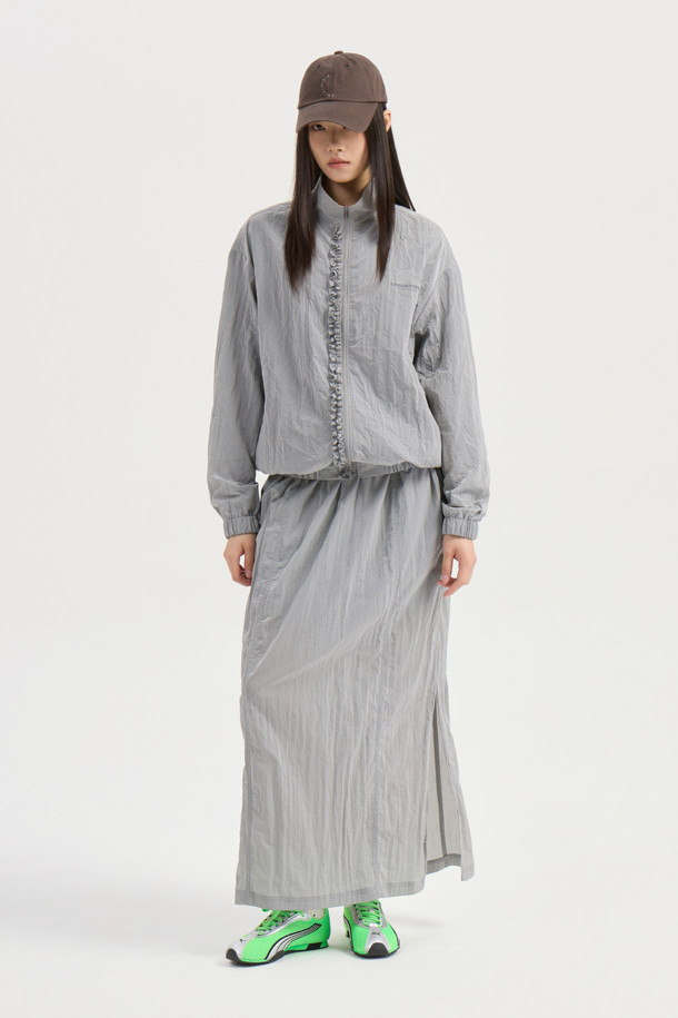 LUCKY CHOUETTE (럭키슈에뜨)의 Dot Pattern Frill Point Jumper (도트 패턴 프릴 포인트 점퍼, 실버)는 여성스러운 캐주얼 스타일을 완성하는 점퍼입니다. 가볍고 시원한 나일론 소재로 제작되어 봄, 가을에 착용하기 좋으며, 루즈핏으로 편안한 착용감을 선사합니다. 섬세한 프릴 디테일과 도트 패턴이 귀엽고 걸리시한 무드를 연출하며, 소매와 밑단 밴딩 처리로 활동성을 더했습니다. 레터링 프린트가 포인트이며, 슈롱이 파우치와 세트 구성되어 실용성을 높였습니다. 동네 마실룩, 봄 소풍룩, 여행룩 등 다양한 TPO에 활용해보세요.
