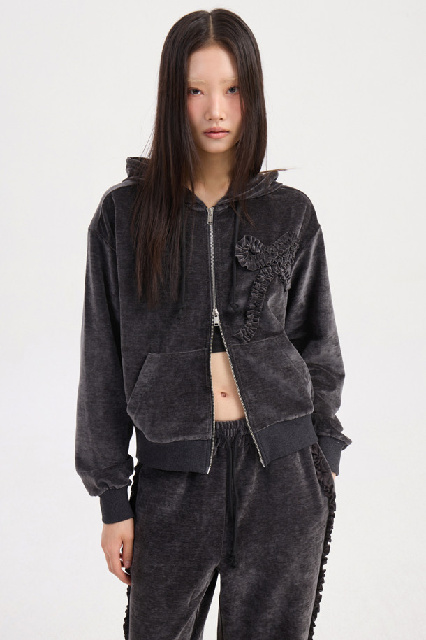 [Re-Order] 럭키슈에뜨_리본 포인트 벨벳 후드 점퍼 (다크 그레이)는 부드러운 벨벳 소재와 루즈핏으로 편안한 착용감을 선사하는 여성 후드 점퍼입니다. 캐주얼하고 미니멀한 스타일을 연출하며, 가을과 겨울에 따뜻하게 입을 수 있습니다. 다크 그레이 컬러에 무지 패턴으로 어떤 옷에도 잘 어울리며, 리본 자수 디테일과 시보리 밑단, 볼륨감 있는 실루엣이 특징입니다. 투웨이 지퍼로 편의성을 높였으며, 캠핑룩이나 산책룩 등 다양한 TPO에 활용 가능합니다. 두꺼운 두께감으로 보온성을 더했습니다.
