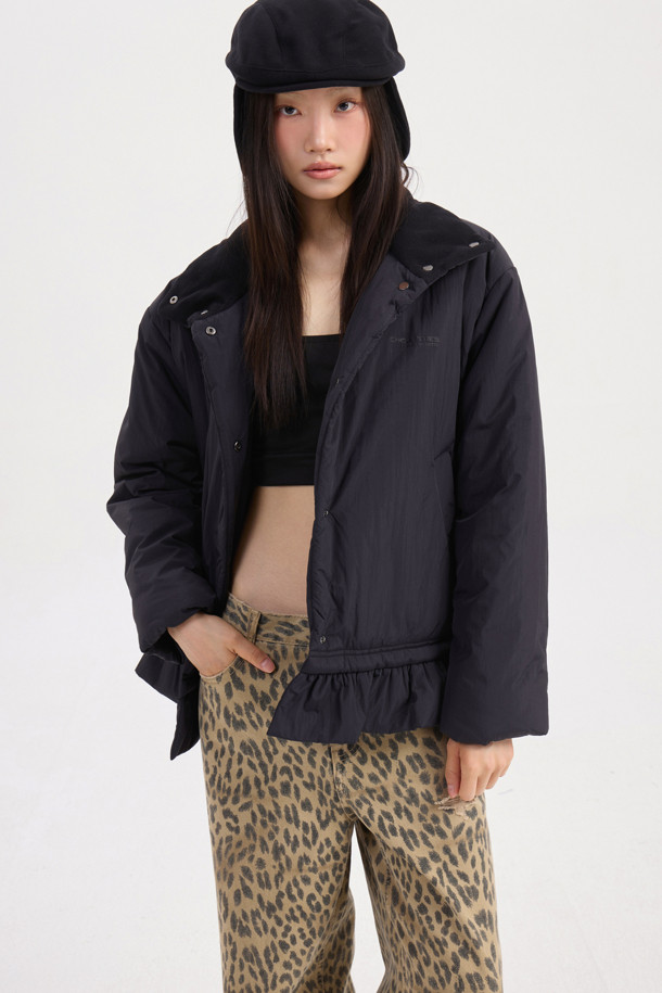 럭키슈에뜨의 Chouetties (슈에티스) Hem Frill Padding Jumper (블랙)은 겨울철 여성의 스타일을 책임질 패딩 점퍼입니다. 캐주얼, 미니멀, 걸리시 무드를 넘나드는 디자인으로 여행룩, 캠핑룩 등 다양한 TPO에 활용하기 좋습니다. 가볍고 따뜻한 나일론 소재에 오버핏 크롭 기장으로 편안함과 트렌디함을 동시에 잡았습니다. 밑단 셔링, 스트링, 로고 프린트, 솔리드 안감 등 섬세한 디테일이 돋보이며, 스냅 여밈 방식으로 간편하게 착용할 수 있습니다.
