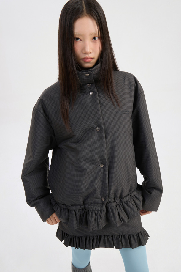 럭키슈에뜨(LUCKY CHOUETTE)의 Chouetties 헤 Hem Frill 패딩 점퍼는 다크 그레이 컬러의 여성 패딩 점퍼입니다. 캐주얼하면서도 여성스러운 스타일로, 일상생활은 물론 산책룩으로도 활용하기 좋습니다. 오버핏으로 편안하게 착용 가능하며, 체크 패턴과 밑단 셔링 디테일, 밑단 스트링으로 사이즈 조절이 용이합니다. 두꺼운 두께감의 나일론 소재로 제작되었으며, 긴 소매와 스냅 여밈 방식, 로고 프린트, 솔리드 안감이 특징입니다. 겨울철 따뜻하고 스타일리시하게 연출할 수 있는 아이템입니다.
