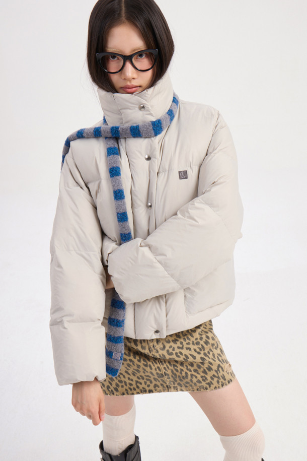 럭키슈에뜨 크롭 덕다운 점퍼는 캐주얼, 빈티지 스타일을 즐기는 분들을 위한 겨울철 필수 아이템입니다. 라이트 베이지 컬러의 무지 디자인으로 어떤 스타일에도 쉽게 매치할 수 있으며, 여행룩, 캠핑룩, 미니멀, 고프코어 스타일 연출에도 적합합니다. 덕다운(솜털 80%, 깃털 20%) 충전재(240g)와 두꺼운 두께감으로 보온성을 높였으며, 루즈핏 크롭 기장으로 트렌디함을 더했습니다. 빅 아웃포켓, 금속 지퍼, 럭키 크레센트 문 모티브 와펜 디테일이 돋보이며, 은은한 광택감이 고급스러운 분위기를 자아내는 긴소매 점퍼입니다.
