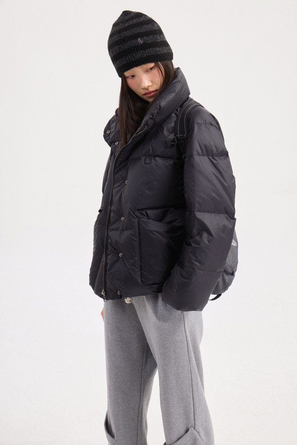 럭키슈에뜨의 Chouetties(슈에티) 크롭 덕다운 점퍼는 겨울철 캐주얼 스타일을 완성하는 여성 의류입니다. 블랙 색상의 무지 디자인으로, 은은한 광택감이 돋보이며 루즈핏의 편안한 착용감을 선사합니다. 덕다운(솜털 80%, 깃털 20%) 충전재(240g)와 빅 아웃포켓, 럭키 크레센트 문 모티브 와펜 디테일이 특징입니다. 지퍼와 스냅 버튼으로 여밈이 가능하며, 긴 소매와 두꺼운 두께감으로 보온성을 높였습니다. 일상에서 따뜻하고 스타일리시하게 연출할 수 있는 아이템입니다.
