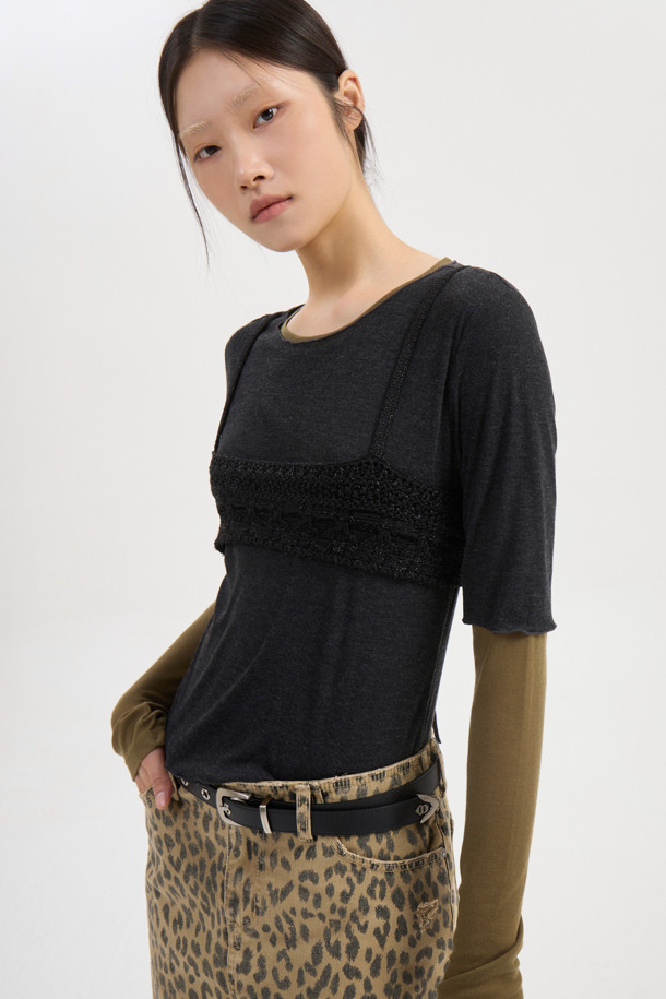 럭키슈에뜨 뷔스티에 니트 탑 (블랙)은 모던한 스타일을 추구하는 여성들을 위한 아이템입니다. 봄, 여름 시즌에 어울리는 크롭 기장의 민소매 디자인으로, 코튼과 레이온 혼방 소재에 망사 패턴이 더해져 시원하고 세련된 느낌을 줍니다. 뒤 끈으로 오픈/클로징이 가능하며, 메탈사가 믹스되어 은은한 포인트를 더합니다. 레귤러핏으로 제작되었으며, 스퀘어넥 라인이 특징입니다. 데이트룩, 카페룩, 여행룩 등 다양한 TPO에 미니멀, 시크, 클래식한 스타일을 연출할 수 있습니다.
