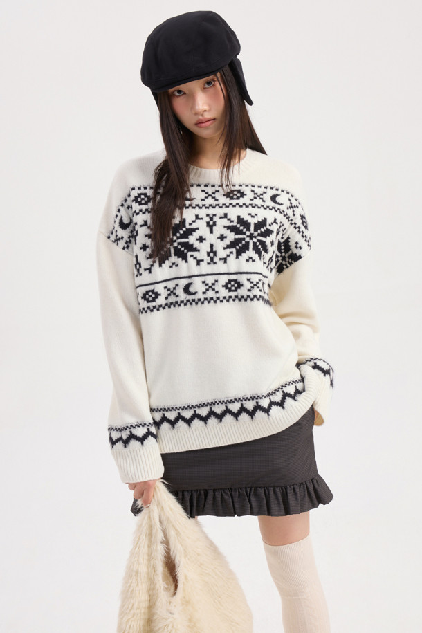 LUCKY CHOUETTE (럭키슈에뜨)의 노르딕 패턴 니트 풀오버 (아이보리)입니다. 부드러운 울 혼방 소재로 제작되어 가을, 겨울 시즌에 따뜻하게 착용할 수 있습니다. 라운드넥에 긴소매, 루즈핏 실루엣으로 편안한 착용감을 선사하며, 캐주얼, 클래식, 미니멀한 스타일을 연출하기 좋습니다. 럭키슈에뜨의 시그니처, Lucky Crescent Moon 모티브가 돋보이며 모임룩으로도 활용 가능한 매력적인 디자인입니다. 두꺼운 두께감으로 보온성을 높였으며, 아이보리 컬러의 노르딕 패턴이 포근한 분위기를 더합니다.
