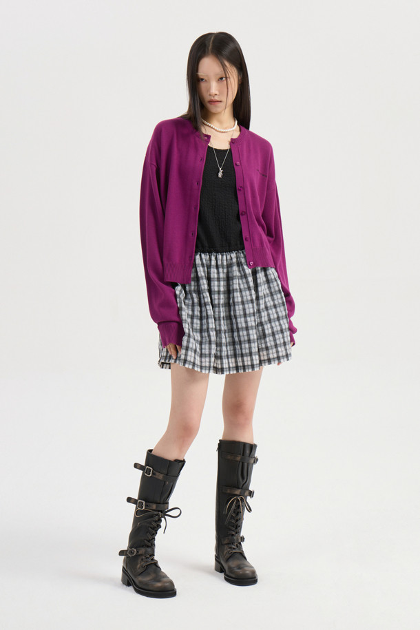 [Re-Order] 럭키슈에뜨_언밸런스 니트 가디건 (퍼플)은 부드러운 아크릴과 코튼 혼방 소재로 제작되어 봄, 가을에 착용하기 좋은 여성 니트 가디건입니다. 라운드넥에 긴 소매, 루즈핏으로 편안한 착용감을 선사하며, 언밸런스 기장과 레터링 자수 포인트가 캐주얼한 무드를 더합니다. 세 가지 모양의 믹스된 단추가 디자인의 묘미를 살리고, 데이트룩, 카페룩, 봄 소풍룩 등 다양한 TPO에 활용 가능합니다. 미니멀, 로맨틱 스타일을 선호하는 분들께 추천하며, 캐주얼한 스타일링에 포인트를 더해줍니다.
