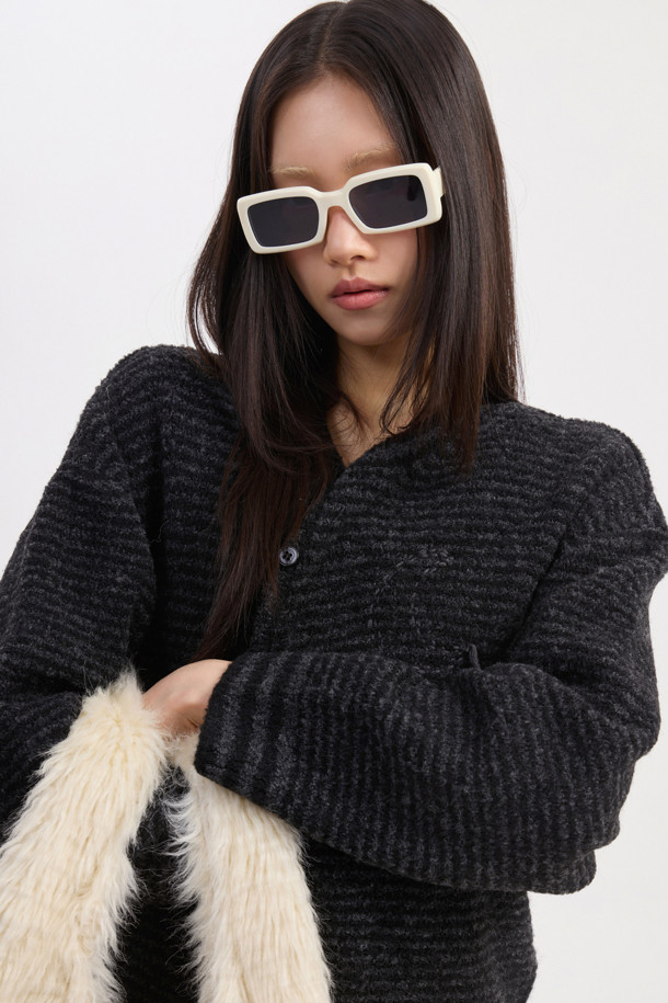 LUCKY CHOUETTE (럭키슈에뜨)의 Chouetties Unbalance Stripe 니트 가디건 (블랙)입니다. 울 소재의 두꺼운 두께감으로 가을, 겨울 시즌에 따뜻하게 착용할 수 있습니다. 캐주얼 스타일의 라운드넥 긴소매 크롭 기장 니트 가디건으로, 언밸런스한 기장과 스트라이프 패턴이 특징입니다. 싱글 버튼 여밈 방식이며, 럭키 슈에뜨의 시그니처, Lucky Crescent Moon 자수 포인트와 하트 모양 버튼 디테일로 포인트를 더했습니다. 데이트룩, 모임룩 등 다양한 TPO에 캐주얼, 클래식, 미니멀 스타일로 연출하기 좋습니다.
