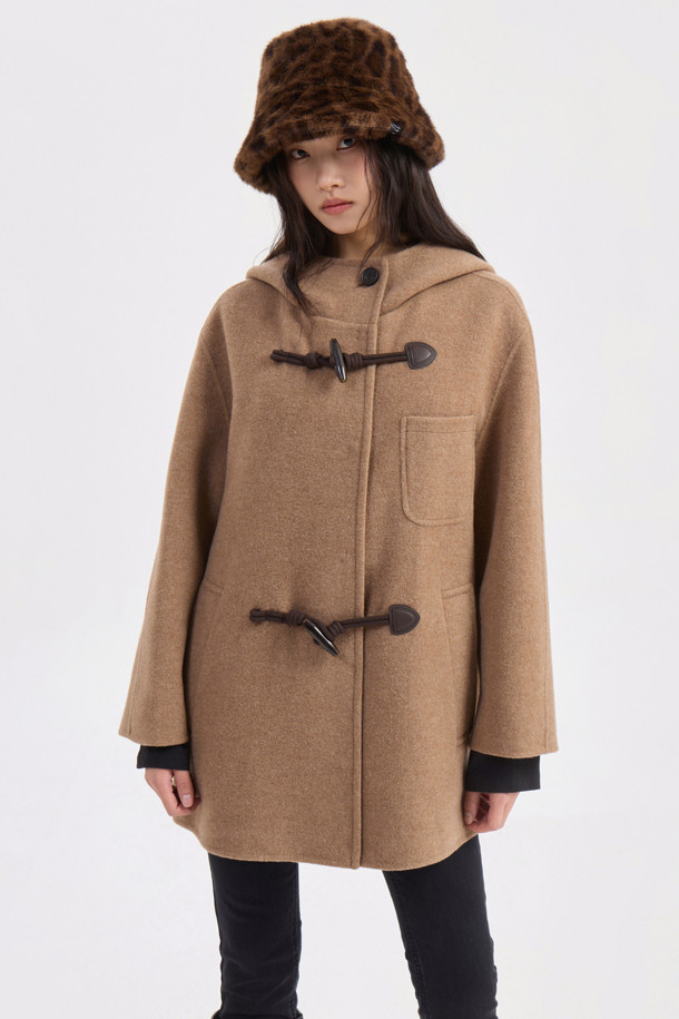 캐시미어 소재의 부드러운 촉감이 돋보이는 토글 후드 코트입니다. 낙타색(camel) 컬러의 루즈핏 디자인으로, 가을과 겨울에 따뜻하고 편안하게 착용할 수 있습니다. 히든 스냅과 토글 여밈 방식을 갖추었으며, 긴 소매와 하프 기장으로 제작되었습니다. 코트 안감에는 럭키(LUCKY) 로고 패턴이 적용되어 캐주얼하면서도 클래식한 무드를 연출합니다.
