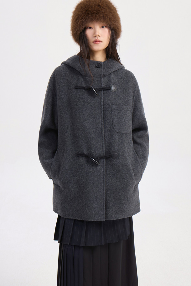 **토글 후드 코트 (grey)**는 캐시미어와 울 소재 혼방으로 제작되어 부드러운 촉감과 두꺼운 두께감으로 따뜻함을 선사하는 여성용 후드 코트입니다. 루즈핏 디자인과 하프 기장으로 편안한 착용감을 제공하며, 캐주얼, 클래식, 미니멀 스타일 모두 소화 가능합니다. 히든 스냅과 토글 여밈 방식, 긴소매 디자인으로 실용성을 더했으며, 안감에는 LUCKY 로고가 더해져 고급스러움을 더했습니다. 출근룩과 모임룩 모두에 어울리는 활용도 높은 아이템으로, 필링에 유의하여 관리하면 오랫동안 즐겨 입을 수 있습니다.
