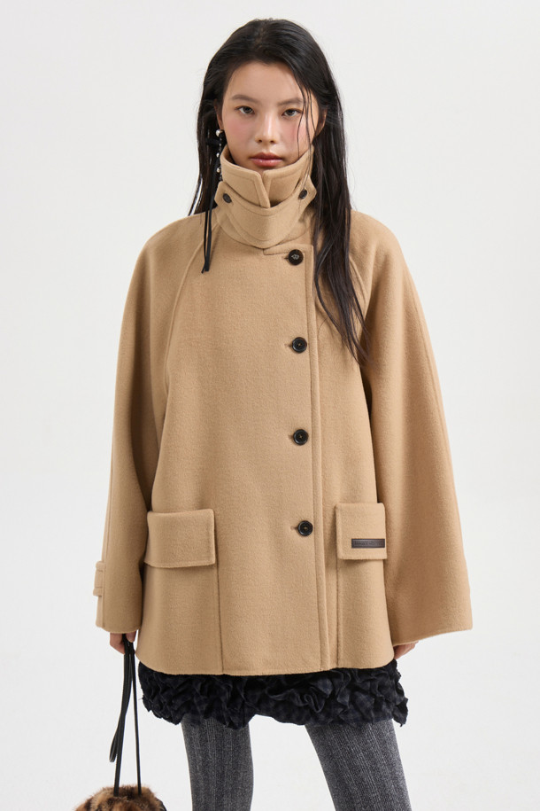 [Re-Order] 버클 칼라 하프 코트는 여성 고객을 위한 아우터입니다. 가을과 겨울에 착용하기 좋으며, 클래식하고 베이직한 스타일을 연출합니다. 라이트 베이지 컬러의 무지 디자인으로, 힙을 덮는 하프 기장감과 오버핏으로 편안하게 착용할 수 있습니다. 캐시미어 10% 블렌디드 소재로 부드러운 촉감을 선사하며, 빅 사이즈 아웃포켓과 럭키 로고 패턴 안감으로 포인트를 더했습니다. 출근룩, 오피스룩, 모임룩 등 다양한 TPO에 활용 가능하며, 클래식, 미니멀, 시크 스타일을 즐기는 고객에게 추천합니다.
