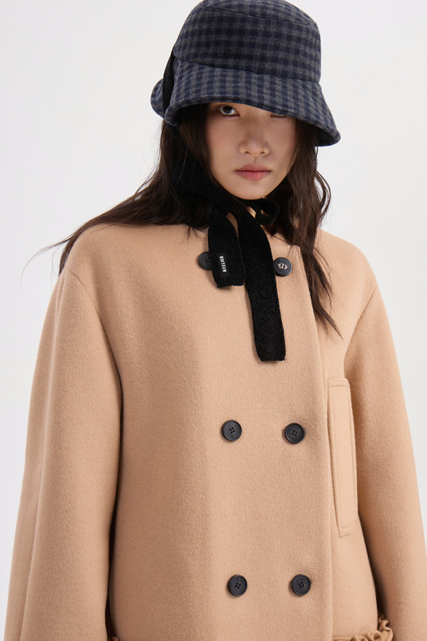 **라운드 넥 프릴 디테일 더블 코트 (베이지)**는 가을과 겨울, 여성의 우아함을 돋보이게 할 코트입니다. 부드러운 캐시미어와 울 소재, 두꺼운 두께감으로 포근하고 고급스러운 착용감을 선사합니다. 페미닌하고 클래식한 무드를 연출하며, 루즈핏 디자인과 하프 기장으로 편안함을 더했습니다. 더블 버튼 여밈 방식과 프릴, 리본 디테일, 로고 단추, 로고 패턴 안감으로 섬세한 디자인을 강조했습니다. 오피스룩, 출근룩, 모임룩 등 다양한 TPO에 클래식, 미니멀, 로맨틱 스타일로 매치하여 세련된 분위기를 연출해보세요.
