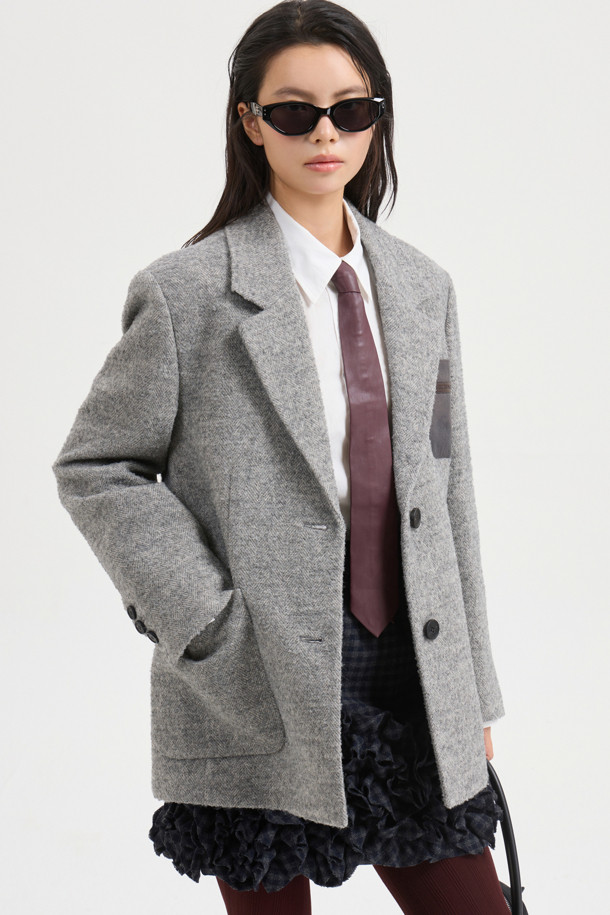 세련된 무드의 Suede Pocket 재킷형 코트(grey)입니다. 알파카, 캐시미어, 스웨이드 혼방 소재로 제작되어 가볍고 따뜻하며, 가을, 겨울 시즌에 착용하기 좋습니다. 매니쉬, 캐주얼, 유니크한 스타일을 연출하며, 헤링본 패턴과 힙 기장의 오버핏으로 트렌디함을 더했습니다. 소뿔 단추, 스웨이드 포켓, 가죽 와펜 장식, 레터링 테이프, 턴업 소매, 럭키 로고 패턴 안감 디테일이 돋보입니다. 겨울 데일리룩, 모임룩, 출근룩 등 다양한 TPO에 캐주얼, 클래식, 미니멀한 무드로 활용할 수 있습니다.
