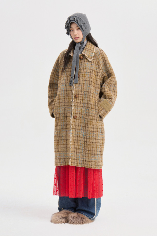 **Handlee 자수 체크 코트 (브라운)**는 가을과 겨울, 당신의 스타일을 책임질 여성용 코트입니다. 부드러운 알파카 혼방 소재와 두꺼운 두께감으로 따뜻하고 포근한 착용감을 선사하며, 무릎 기장의 코쿤핏으로 편안하면서도 세련된 실루엣을 연출합니다. 캐주얼, 클래식, 미니멀 스타일 모두 소화 가능한 활용도 높은 아이템으로, 출근룩이나 모임룩에 돋보이는 포인트를 더해줍니다. 브라운 컬러의 체크 패턴에 자수 장식과 LUCKY 로고 패턴 안감, 카라 디테일, 혼합 단추를 사용하여 디테일까지 놓치지 않았습니다.
