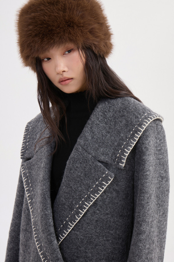 **Stitch 자수 세일러 코트 (grey)**

세련된 무드의 여성용 아우터, 스티치 자수 세일러 코트 (grey)입니다. 클래식과 캐주얼 스타일을 아우르는 디자인으로, 가을과 겨울에 따뜻하게 착용할 수 있습니다. 울 소재로 제작되어 두꺼운 두께감을 자랑하며, 하프 기장의 오버핏으로 편안한 착용감을 선사합니다. 와이드 카라와 핸드 스티치 자수 장식이 돋보이며, LUCKY 로고 패턴 안감과 이탈리아 제작으로 높은 퀄리티를 보장합니다. 출근룩, 모임룩, 데이트룩 등 다양한 TPO에 활용하여 미니멀하고 세련된 스타일을 연출해보세요.
