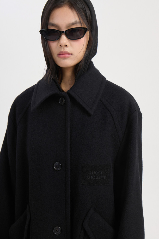 탈부착 가능한 체크 베스트 내피가 특징인 Detachable Inner 맥 코트(블랙)는 가을, 겨울 시즌 당신의 스타일을 완성해 줄 아우터입니다. 시크하고 캐주얼한 무드를 연출하며, 오버핏과 루즈핏으로 편안한 착용감을 선사합니다. 울 소재와 두꺼운 두께감으로 보온성을 높였으며, 넓은 카라와 빅 아웃포켓 디테일이 돋보입니다. 출근룩, 오피스룩, 모임룩 등 다양한 TPO에 활용 가능하며, 로고 와펜으로 포인트를 더했습니다.
