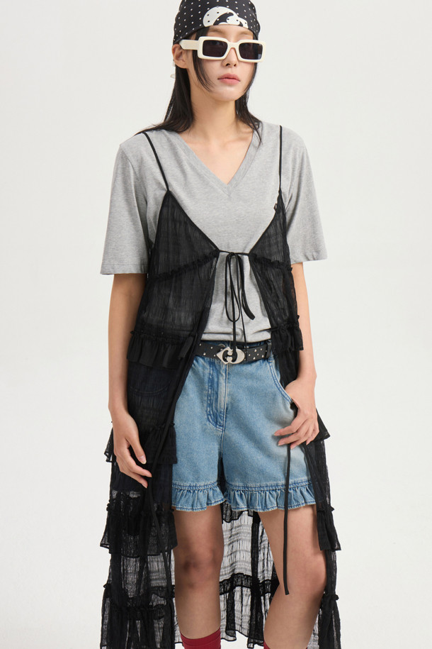 [Re-Order] Sleeveless Frill Dress (black)는 시폰과 레이스 소재로 부드러운 촉감과 얇은 두께감이 특징인 여성 레이어드 원피스입니다. 블랙 컬러의 무지 디자인에 브이넥, 루즈핏, 민소매, 티어드 치마타입으로 시원하고 캐주얼한 스타일을 연출하며, 러플 디테일, 비대칭 디자인, 시스루 스타일로 포인트를 더했습니다. 봄, 여름, 가을 계절에 데일리룩으로 활용하기 좋습니다.
