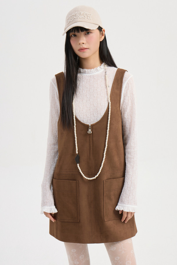 페이크 스웨이드 미니 드레스 (브라운)는 캐주얼 및 클래식 스타일을 모두 아우르는 여성용 미니 원피스입니다. 부드러운 촉감의 스웨이드 소재로 제작되었으며, 얇은 두께감으로 가을, 겨울 시즌에 활용하기 좋습니다. U넥 디자인에 세미 A라인 핏으로 여성스러운 실루엣을 연출하며, 앞 중심 지퍼 여밈과 뒤판 개발 텍션지 포인트가 특징입니다. 데이트룩, 카페룩 등 다양한 TPO에 매치하여 다채로운 스타일을 완성할 수 있으며, 다양한 이너 레이어드를 통해 개성 있는 스타일링을 즐길 수 있습니다.
