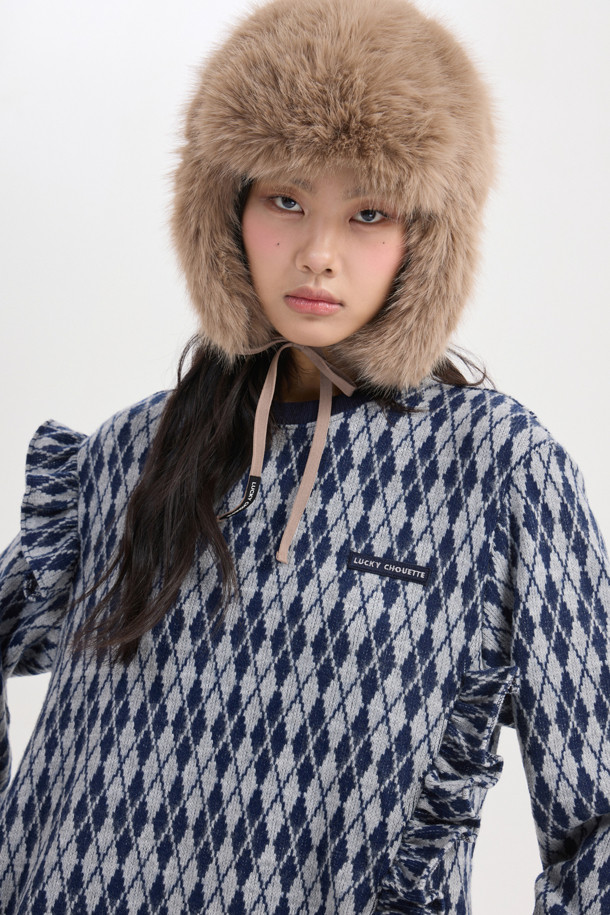 네이비 컬러의 아가일 패턴 프릴 원피스입니다. 부드러운 기모 소재로 제작되어 겨울에도 따뜻하게 착용 가능하며, 루즈핏 A라인 실루엣으로 편안함을 더했습니다. 라운드넥 디자인에 프릴 장식과 배색 프릴 디테일이 여성스러운 분위기를 연출합니다. 데이트룩, 모임룩, 캐주얼, 클래식, 걸리시 스타일 모두 소화 가능한 단독 착용 가능한 원피스입니다.
