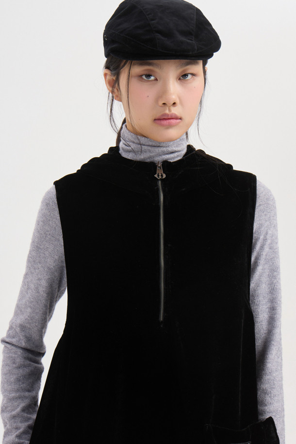 벨벳 후드 미니 원피스 (블랙)는 가을과 겨울, 데이트룩과 연말 모임룩에 어울리는 여성용 미니 원피스입니다. 부드러운 벨벳 소재로 제작되어 따뜻하고 포근한 착용감을 선사하며, A라인 핏으로 편안하면서도 여성스러운 실루엣을 연출합니다. 캐주얼, 스트리트, 미니멀 스타일 모두 소화 가능하며, 후드, 포켓, 러플 디테일과 와펜 장식, 하프 지퍼 여밈으로 포인트를 더했습니다. 민소매 디자인으로 다양한 레이어드 스타일링이 가능하여 활용도가 높습니다.
