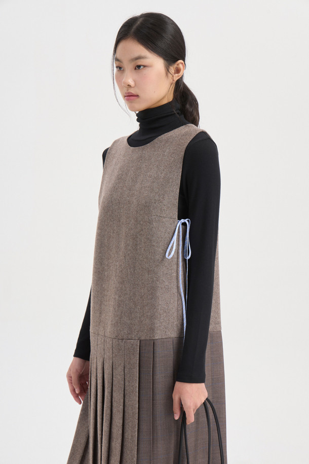 Mix 슬리브리스 롱 드레스 (브라운)는 여성 고객을 위한 가을, 겨울용 슬리브리스 원피스입니다. 울 혼방 소재로 제작되어 따뜻한 착용감을 선사하며, 라운드넥에 슬림핏 일자 실루엣으로 클래식하고 유니크한 스타일을 연출합니다. 체크와 헤링본 패턴이 믹스된 디자인에 언밸런스 주름 디테일, 스트라이프 배색 끈, 어깨 매듭 연출, 밑단 스트라이프 배색 주름 등 다채로운 특징을 더했습니다. 안감은 로고 패턴으로, 지퍼 여밈 방식으로 제작되었으며, 모임룩, 데이트룩, 연말 모임룩에 미니멀하고 시크하게 스타일링하기 좋습니다.
