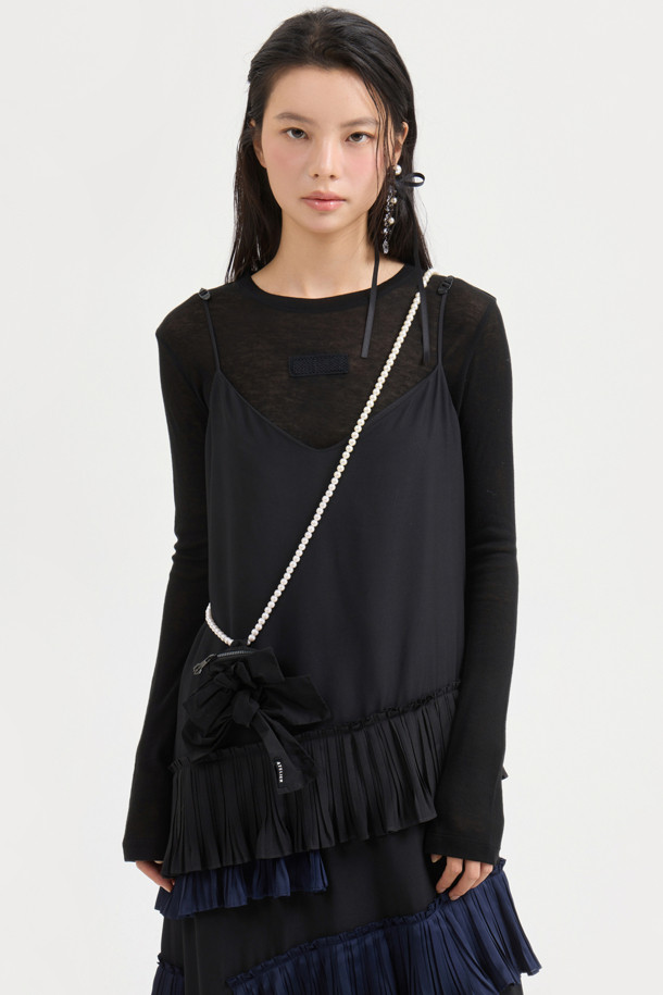 [Atelier] 플리츠 포인트 슬립 드레스 (블랙)는 여성스러운 실루엣을 강조하는 A라인 맥시 원피스입니다. 부드러운 레이온 소재로 제작되어 편안한 착용감을 선사하며, 사계절 내내 활용 가능한 실용적인 아이템입니다. 플리츠 디테일이 유니크한 포인트를 더하고, 비대칭 절개선과 사이드 트임이 세련된 무드를 연출합니다. 스트랩 네크라인과 어깨끈 길이 조절 기능으로 체형에 맞게 핏을 조절할 수 있으며, 아틀리에 레터링 테이프 디테일이 은은한 포인트를 더합니다. 데이트룩, 카페룩, 모임룩 등 다양한 TPO에 클래식하고 미니멀한 스타일을 연출해보세요.
