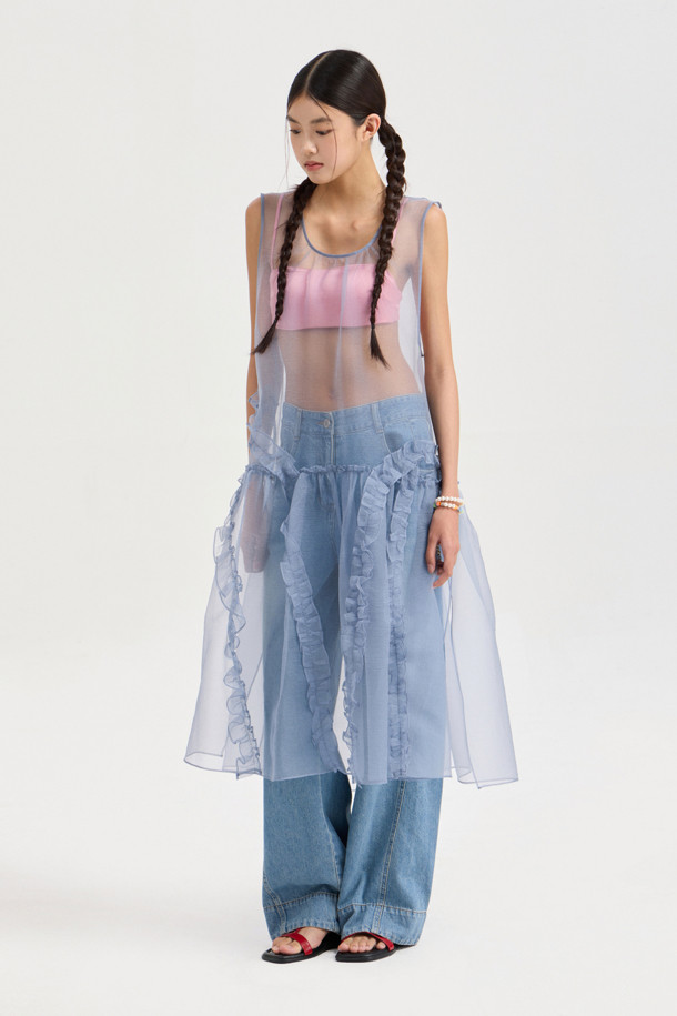 슬리브리스 레이어링 프릴 드레스 (grey)는 오간자 소재의 여성용 민소매 원피스입니다. 비대칭 셔링 디테일과 뒤 테이프 장식이 유니크한 스타일을 연출하며, 얇고 비침이 있는 레이어드 스타일로 시원하게 착용할 수 있습니다. 라운드 넥 디자인에 루즈핏으로 편안함을 더했으며, 봄, 여름 시즌 데이트룩, 카페룩, 여행룩 등 다양한 TPO에 활용하기 좋습니다. 미니멀, 로맨틱, 시크한 무드를 동시에 즐길 수 있는 아이템입니다.
