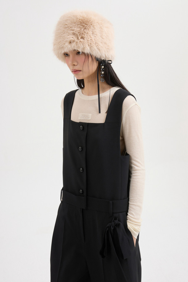 [Atelier] 리본 포인트 점프수트 (블랙)는 가을, 겨울 시즌을 위한 여성 점프수트로, 클래식하면서도 유니크한 스타일을 연출합니다. 부드러운 울 블렌드 소재에 스트레이트 핏으로 편안한 착용감을 선사하며, 스퀘어넥 디자인과 민소매 기장으로 세련된 실루엣을 완성합니다. 앞 중심 버튼 여밈과 허리 리본 매듭, 뒤 포켓 레터링 자수 디테일이 돋보이며, 레이어드하여 다양한 스타일링이 가능합니다. 데이트룩, 모임룩, 겨울 데일리룩 등 다채로운 TPO에 맞춰 클래식, 미니멀, 시크한 무드를 연출해보세요.
