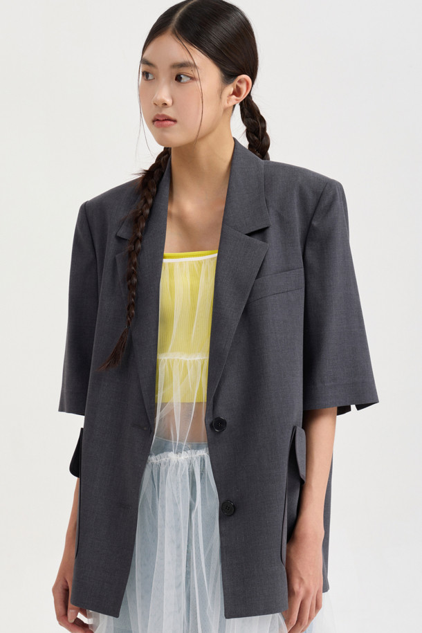 [Re-Order] Poly Single Half Sleeve Jacket (melange grey)는 린넨 소재로 고급스러운 촉감을 선사하며, 멜란지 그레이 컬러가 세련된 느낌을 더하는 여성 자켓입니다. 봄, 여름 시즌에 어울리는 스탠다드핏의 반소매 자켓으로, 일상과 세미포멀 스타일 모두 소화 가능하며, 클래식하면서도 유니크한 무드를 연출합니다. 빅 사이즈 아웃포켓과 테이프 디테일이 특징이며, 원피스 또는 스커트와 매치하면 더욱 멋스럽게 연출할 수 있습니다.
