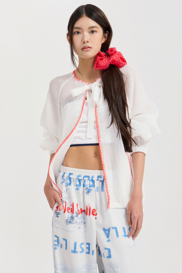 부드러운 텐셀 소재의 화이트 자켓입니다. 은은한 요루 텍스처와 밑단 스트링, 리본 테이프 여밈 디테일이 여성스러운 실루엣을 연출하며, 레드 스티치 자수 포인트로 캐주얼한 무드를 더했습니다. 봄, 여름 시즌 일상에서 가볍게 걸치기 좋은 박시 핏 자켓입니다.
