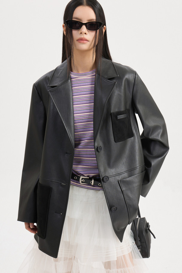 페이크 레더 싱글 재킷 (블랙)은 여성용으로, 봄, 가을에 착용하기 좋은 테일러드 스타일의 재킷입니다. 부드러운 촉감의 인조 가죽과 스웨이드 소재를 사용하여 클래식하면서도 캐주얼한 분위기를 연출합니다. 블랙 컬러의 무지 디자인에 레귤러 기장, 싱글 버튼 여밈 방식으로 제작되었으며, 스트레이트 핏으로 떨어지는 실루엣이 특징입니다. 내부 안감과 가슴 및 아웃 포켓, 로고 와펜 등의 디테일이 더해져 데이트룩, 모임룩, 미니멀룩 등 다양한 스타일에 활용하기 좋습니다.
